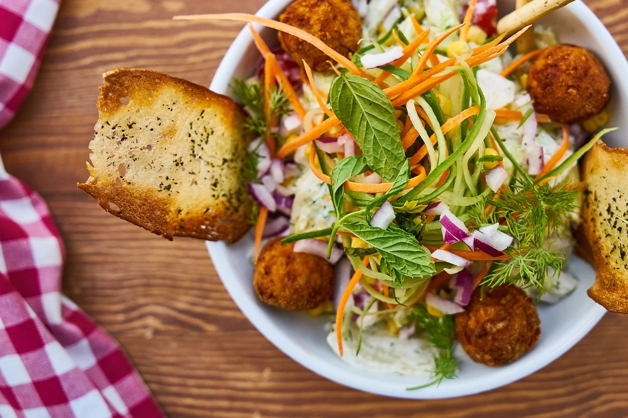 Mixed greens salad with croutons